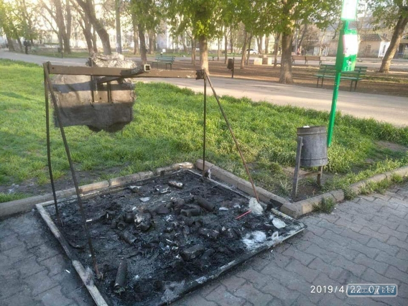 Вандалы ночью уничтожили два контейнера для раздельного сбора мусора в Старобазарном сквере Одессы