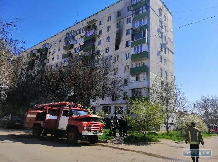 Спасатели утром потушили пожар в девятиэтажном доме на поселке Котовского в Одессе