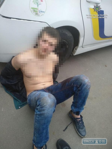 Патрульные в Одессе задержали злоумышленника, который прыгал с балкона и пытался съесть деньги