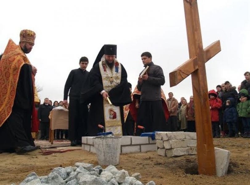 Архиепископ заложил капсулу на месте строительства нового храма в Любашевке на Одесщине