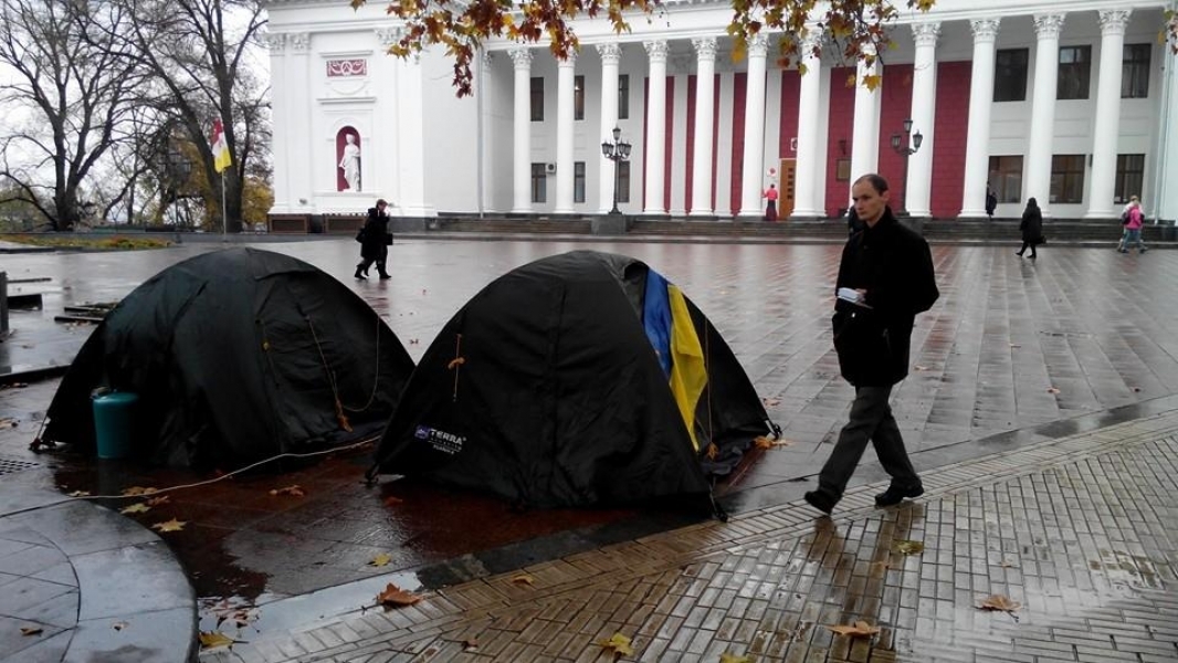 Сторонники евроинтеграции разбили палаточный городок у одесской мэрии (фото)
