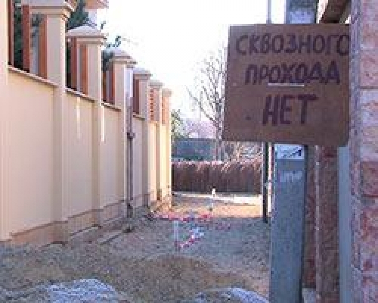 Одесситка купила один из переулков и закрыла его для горожан