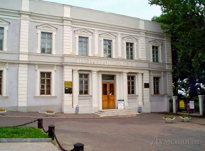 Рейдеры хотят отобрать часть Литературного музея в Одессе и сделать парковку в саду скульптур?