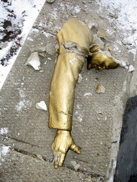 Неизвестные уничтожили памятник Ленину в райцентре Одесской области (фото)
