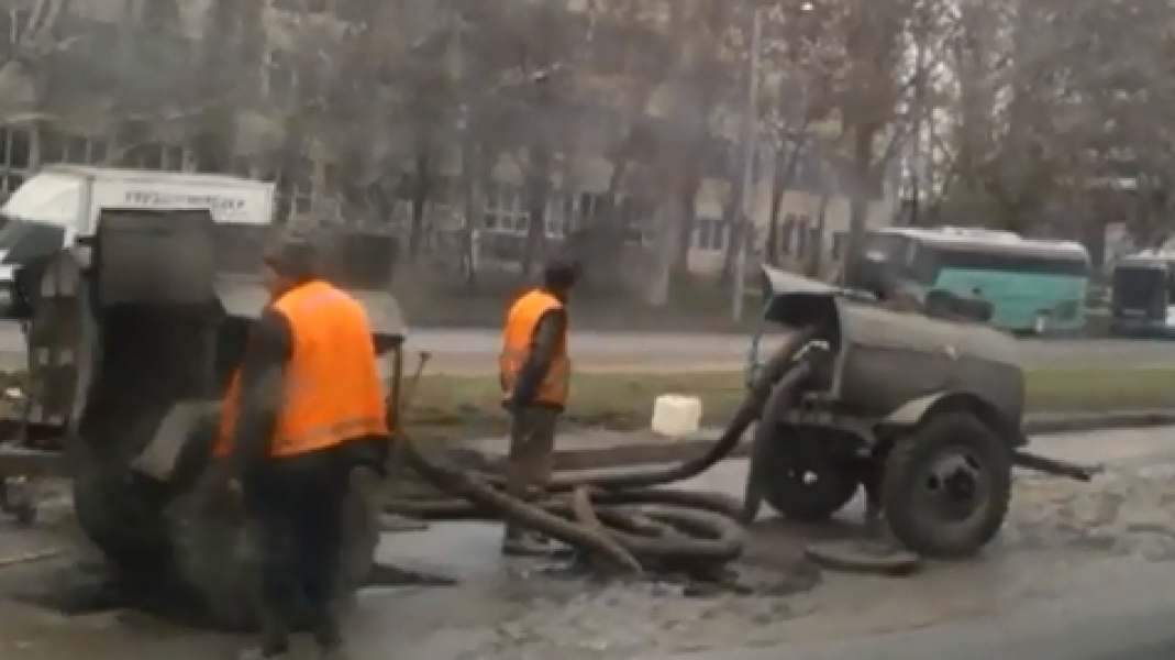 Рабочие обещают ликвидировать прорыв водопровода на поселке Котовского до конца дня