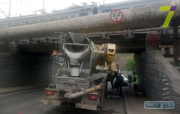 В Одессе бетономешалка застряла под мостом (фото)