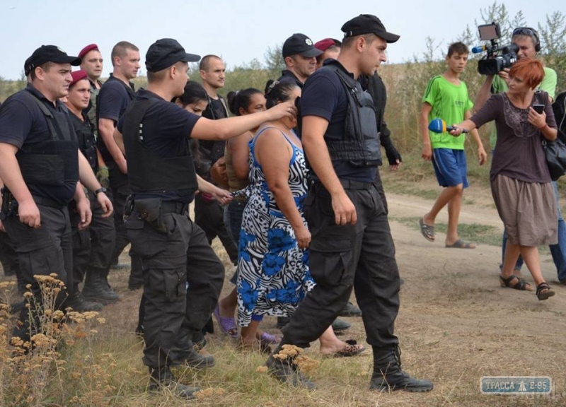 Дело о выселении цыганских семей из Лощиновки: суд постановил взыскать по 10 тыс. грн в пользу ромов