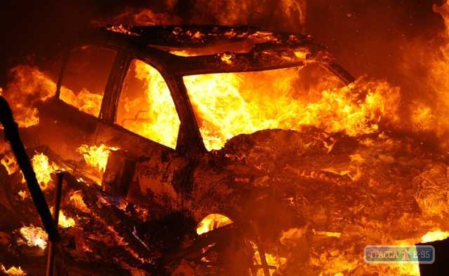 Спасатели Черноморска ликвидировали возгорание сразу трех автомобилей