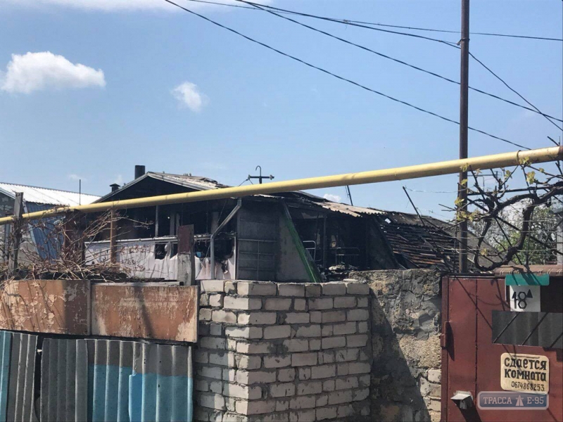 Спасатели ликвидировали крупный пожар в частном доме под Одессой
