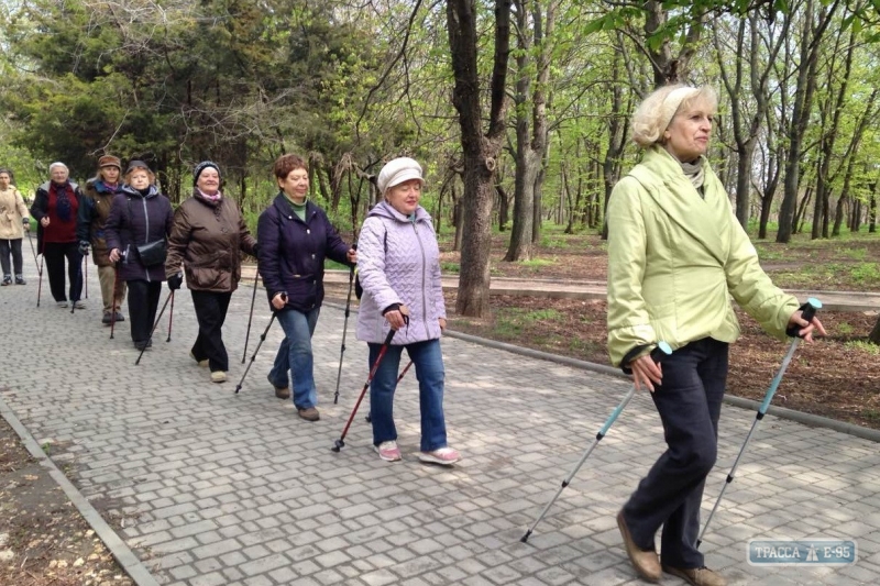 Одесские пенсионеры осваивают ходьбу по-скандинавски