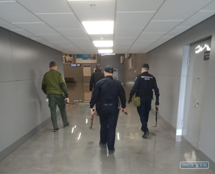 Полиция искала взрывчатку в Одесском аэропорту и двух отелях