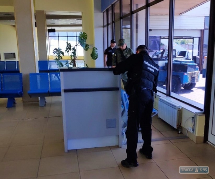 Полиция проверила Одесский аэропорт, взрывные устройства не обнаружены (фото)
