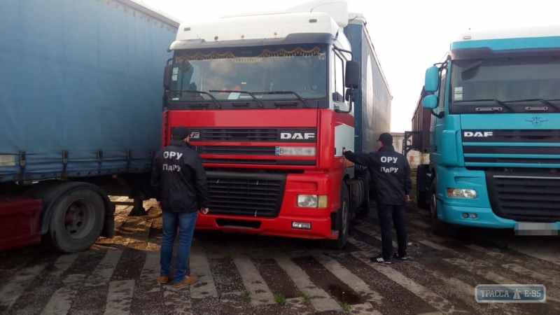 Пограничники обнаружили нелегальный грузовик с сигаретами почти на 22 млн грн в селе под Одессой