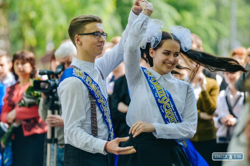 Более половины одесских школ решили не праздновать выпускные вечера в развлекательных заведениях