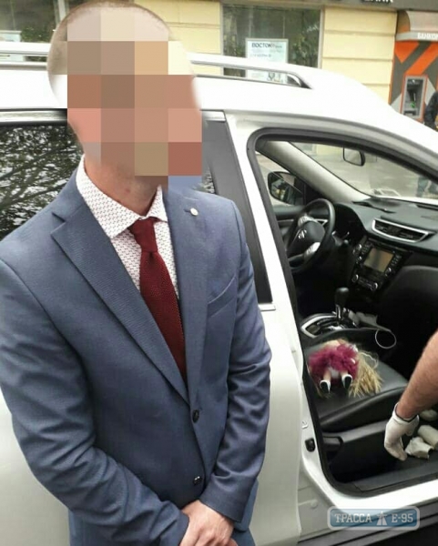 Правоохранители обнародовали подробности задержания одесского чиновника (фото)