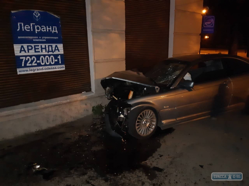Водитель BMW протаранил дом в Одессе (фото)