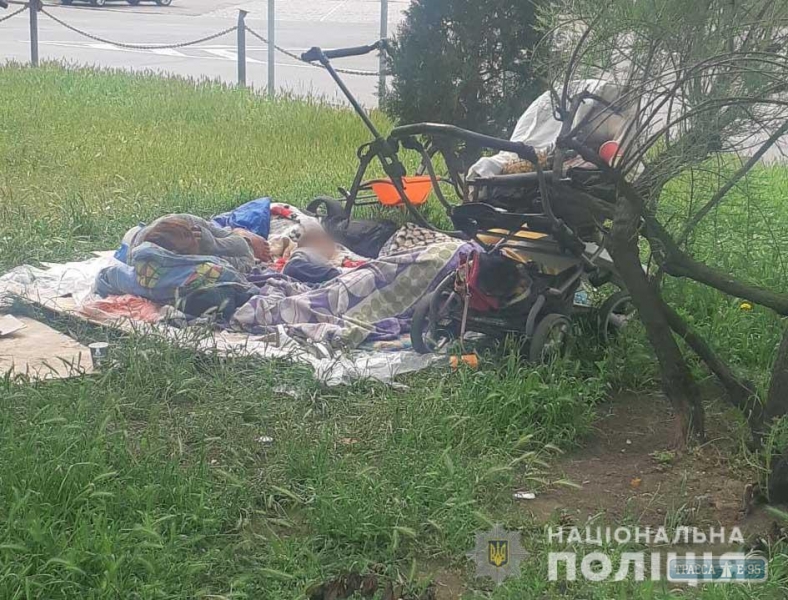 Одесситка оставила 10-месячного сына в коляске возле вокзала