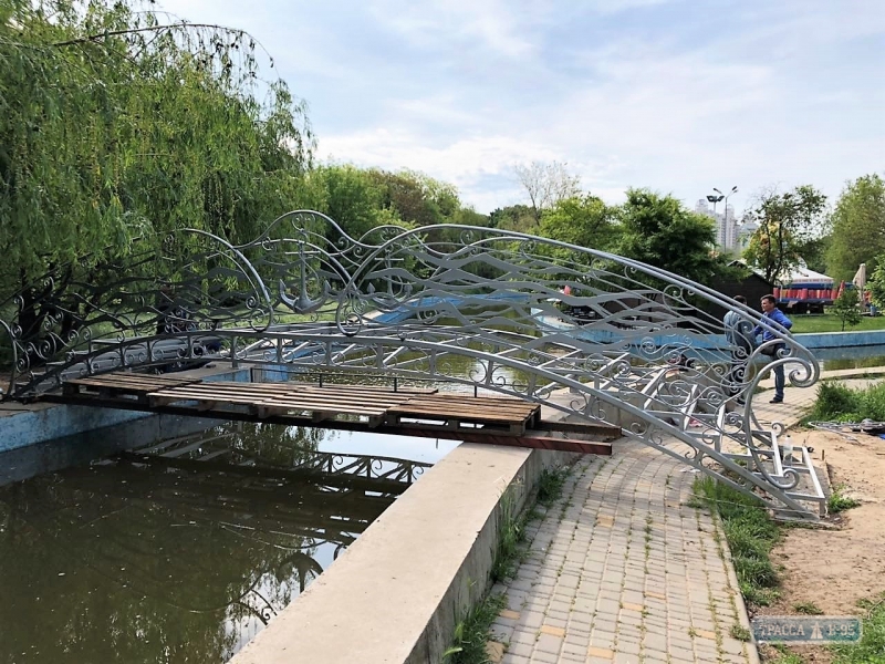 Пруды парка Победы в Одессе украсил новый кованый мостик