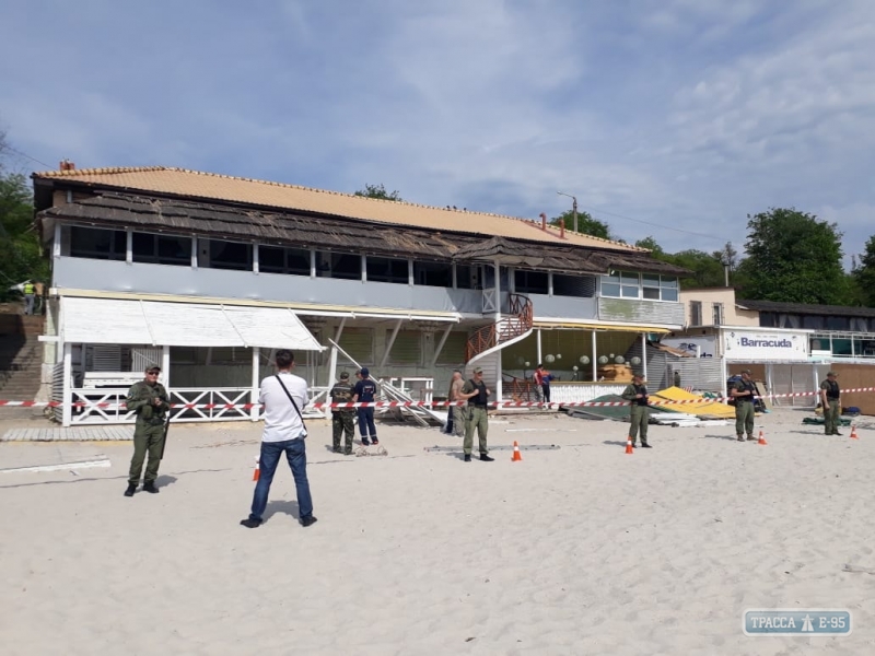 Одесские муниципалы снесли незаконную постройку на одном из центральных пляжей