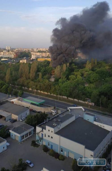 Сильный пожар произошел рано утром в районе 3-й станции Люстдорфской дороги в Одессе (обновлено)