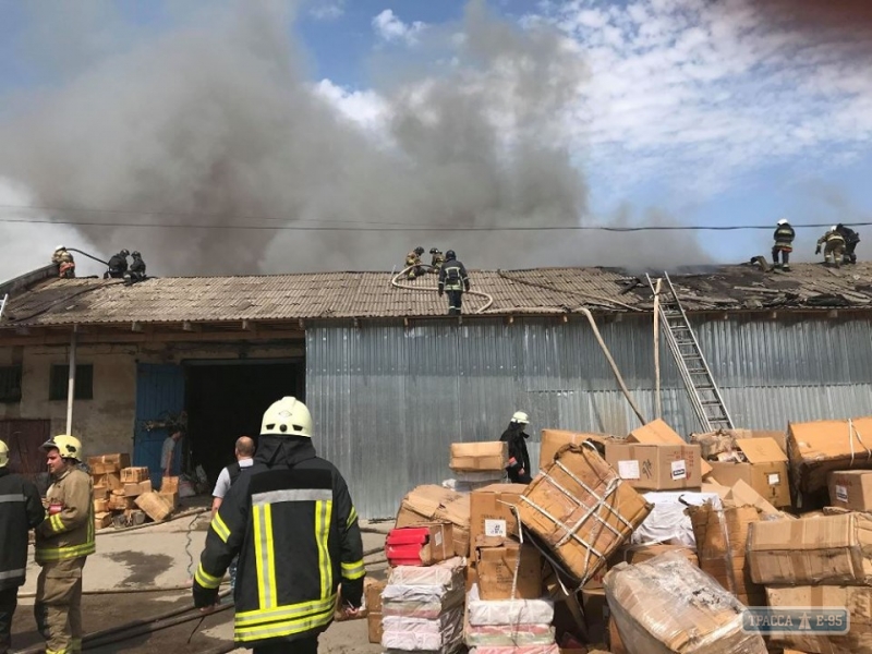 Еще один крупный пожар произошел в Одессе – горел склад с пластиковой и картонной тарой