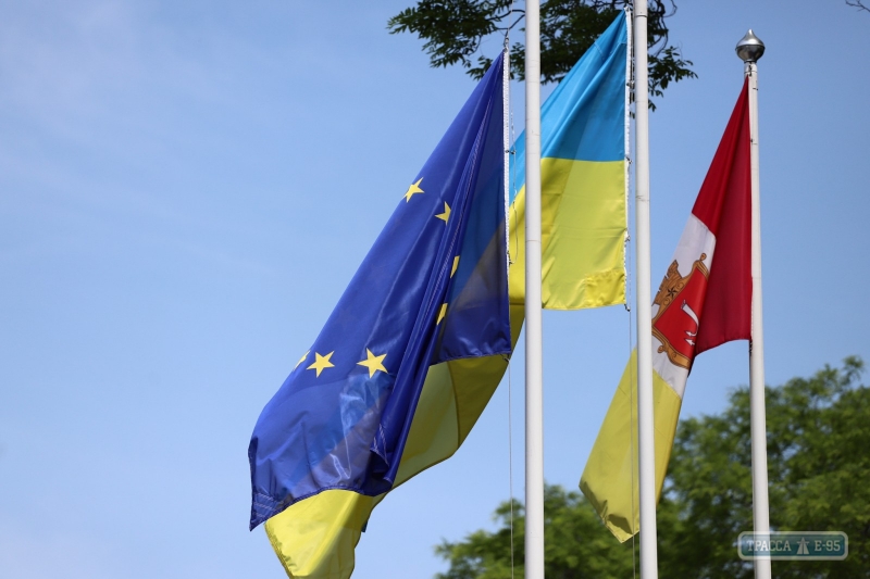 Дни Европы в Одессе: поднятие флагов ЕС, европейский городок на Приморском бульваре и огромный торт