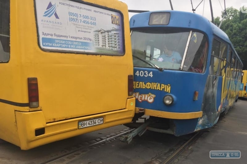 Трамвай, переполненный пассажирами, смял маршрутку в центре Одессы (фото)