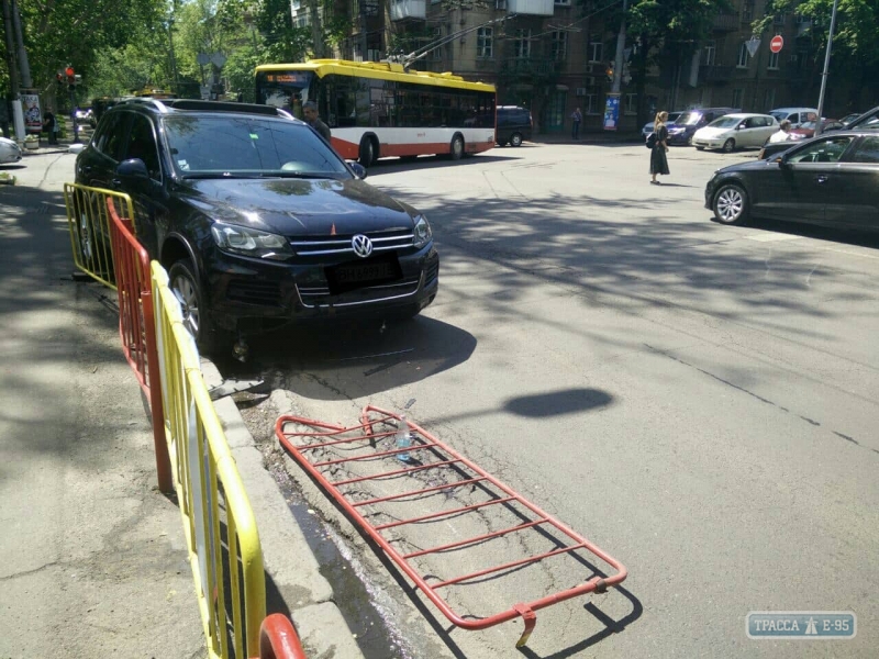 Два автомобиля столкнулись в центре Одессы – пострадал случайный прохожий
