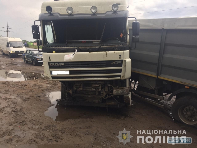 Под Одессой грузовой автомобиль столкнулся с микроавтобусом