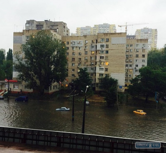 Улицы Таирова в Одессе из-за дождя превратились в реки (фото)