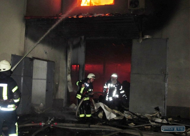 Спасатели более 9 часов тушили пожар в цехе по производству мебели в Одессе (фото, видео)