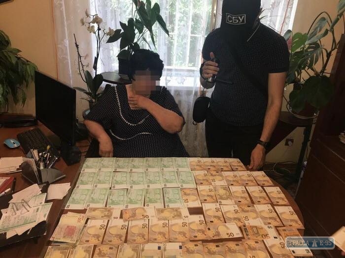 Глава сельсовета в Саратском районе попалась на взятке в 10 тысяч долларов
