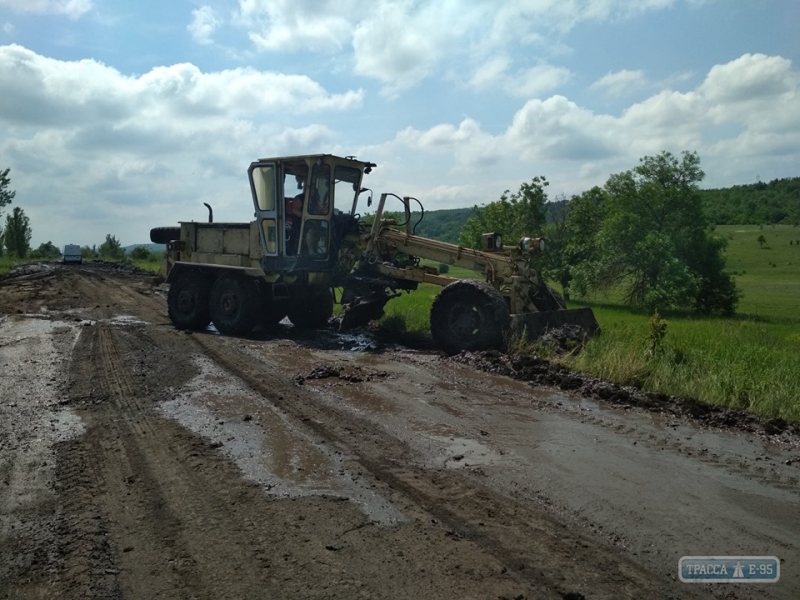 Власти Захаровского района расчистили от болота участок дороги, где застрял транспорт с выпускниками