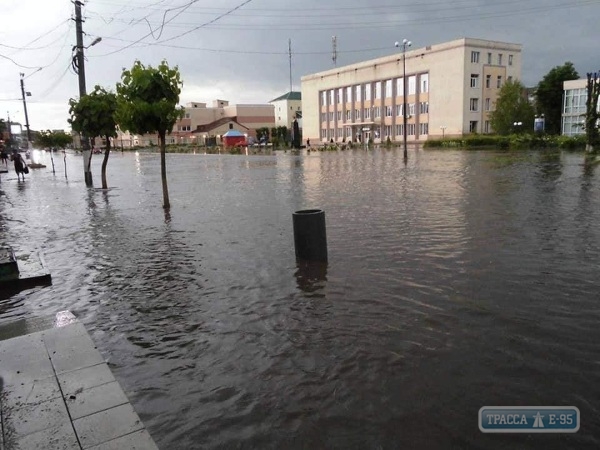 Непогода в Балте: затоплены улицы и повалены деревья