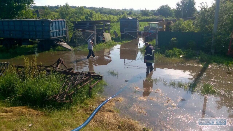 Спасатели откачивают воду из затопленных частных домов на севере области