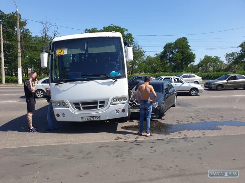 Легковушка врезалась в автобус с киевскими школьниками в Одессе (обновлено)
