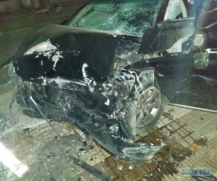 Ночное ДТП в Одессе: водитель Lexus погиб, врезавшись в забор