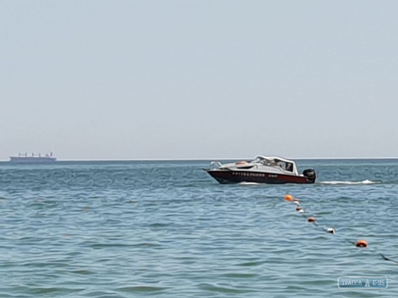 Два человека едва не утонули во время шторма в Одессе на пляже Ланжерон