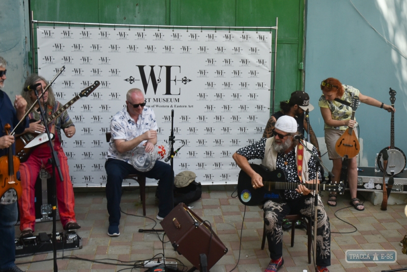 Борис Гребенщиков выступил во дворе Одесского музея западного и восточного искусства (фото)