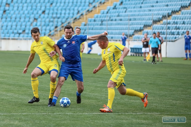 Мэры городов Украины проиграли в футбол мэрам Словакии на одесском 
