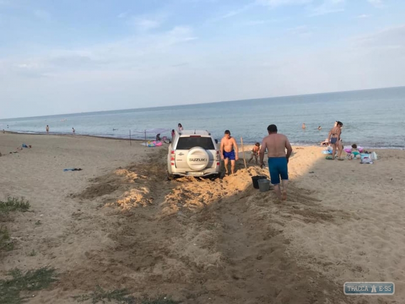 Отдыхающий на внедорожнике заехал на пляж и увяз в песке на несколько часов (фото)