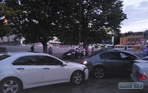 Пьяный киевлянин в Черноморске на большой скорости сбил прохожего и разбил пять автомобилей (фото)