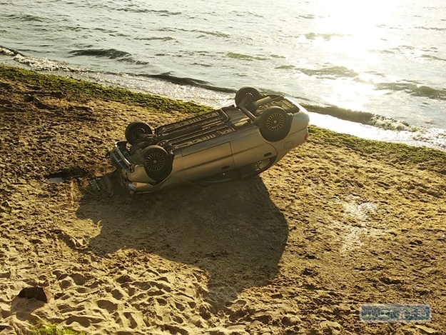 На одесский пляж со склона упал автомобиль: чудом не пострадали загорающие на песке люди (фото)
