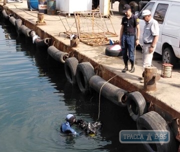 Одесские спасатели достали из лимана утопленника, мужчина нырнул с рыболовного катера