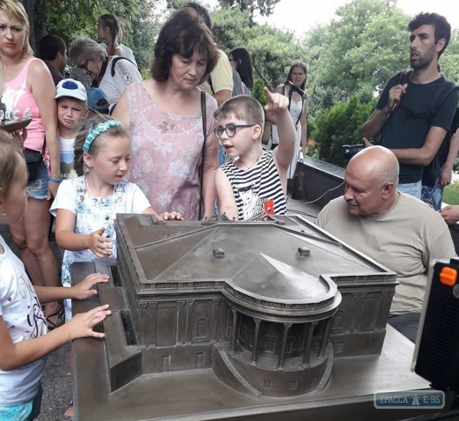 Возле одесских памятников архитектуры появились их 3D-копии для слепых людей (фото)
