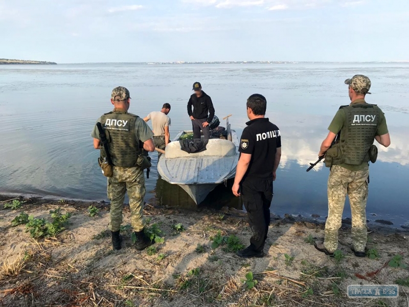 Пограничники задержали на Днестровском лимане двух браконьеров, выловивших рыбы на 17 тысяч гривен