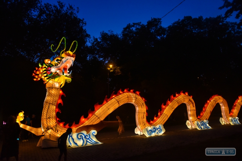 Гигантский огнедышащий дракон и герои китайских легенд: в Одессе стартовал ночной фестиваль 
