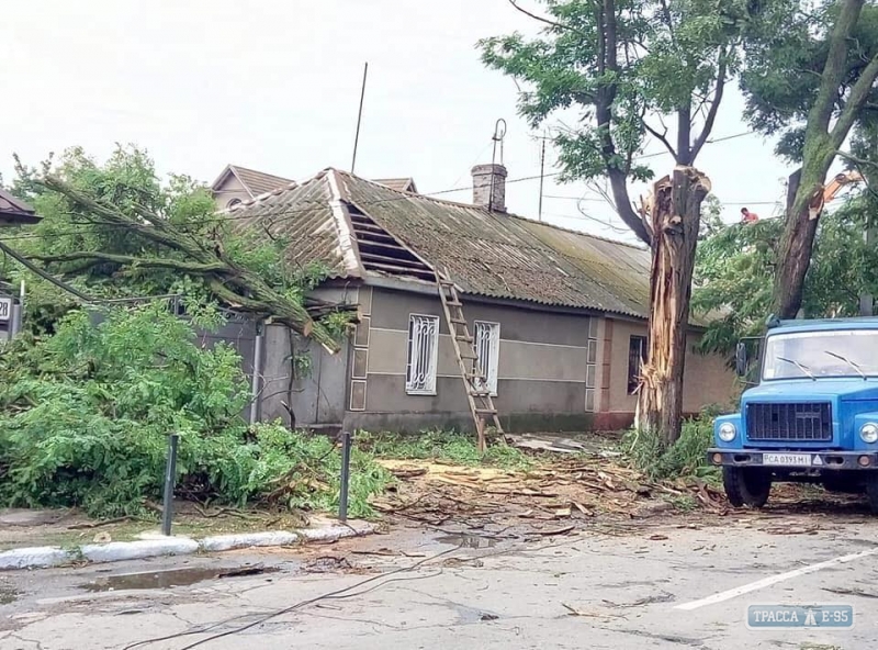 Обрушившийся на Измаил ураган за полчаса повалил деревья, повредил авто и сорвал крышу дома (фото)
