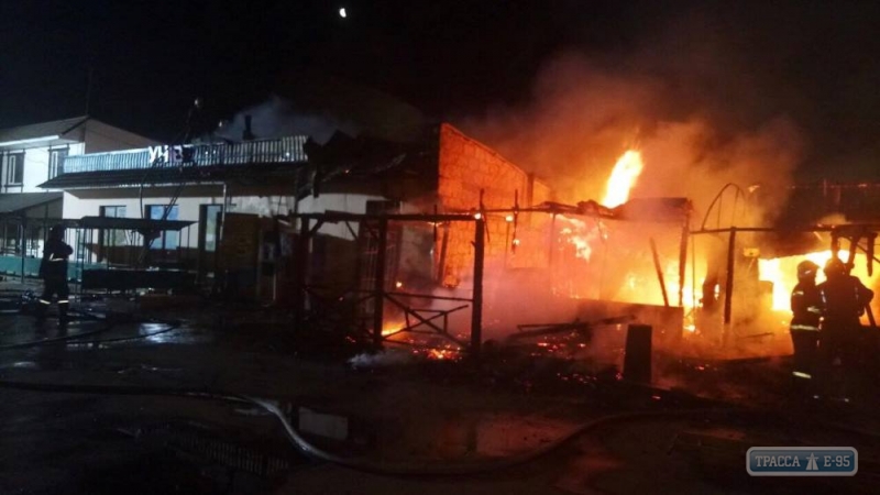 Магазин-кафе и два торговых павильона сгорели ночью под Одессой