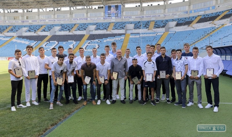 Юные одесские футболисты получили дипломы об окончании спортшколы 
